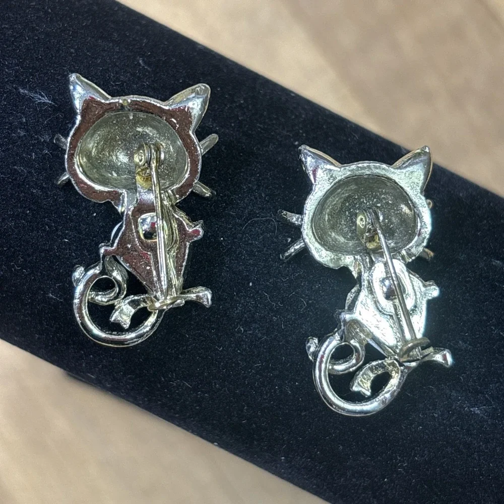 Vintage AJMC Style Twin Cat Brooch Pins Silver Tone White Heart Kitty Pair